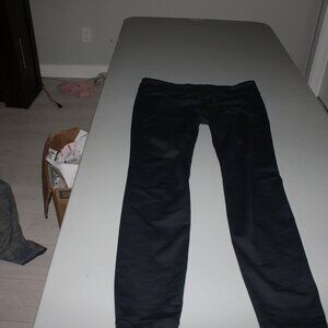 Black Under Armour Athletic Pants Size Medium Or Large ?